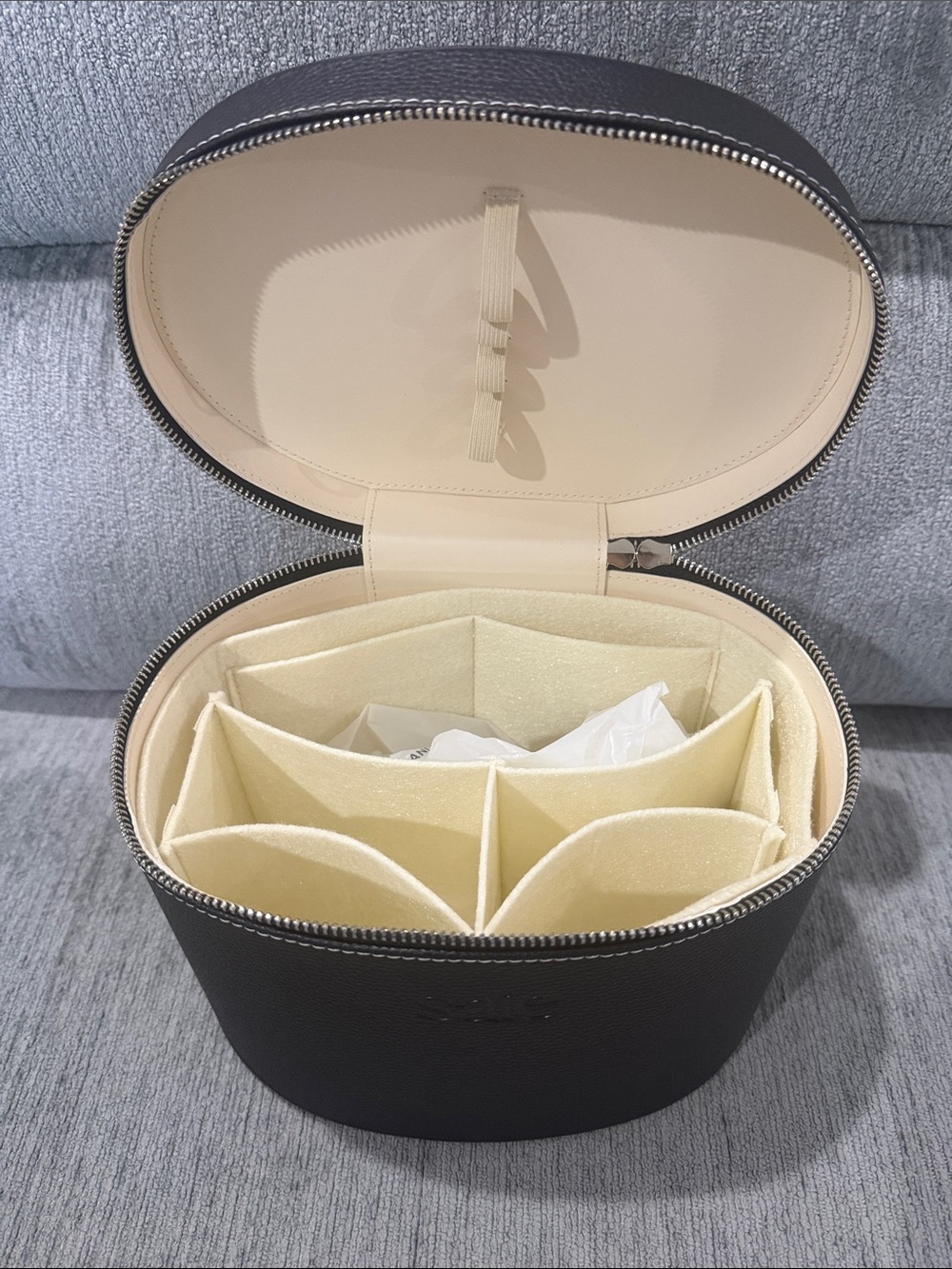 Saie Black Vanity Case Cream Felt Removable Dividers *NIB* *broken zipper*
